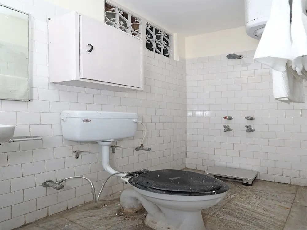 OYO 13269 Home Cozy 1RK Near Library Chowk