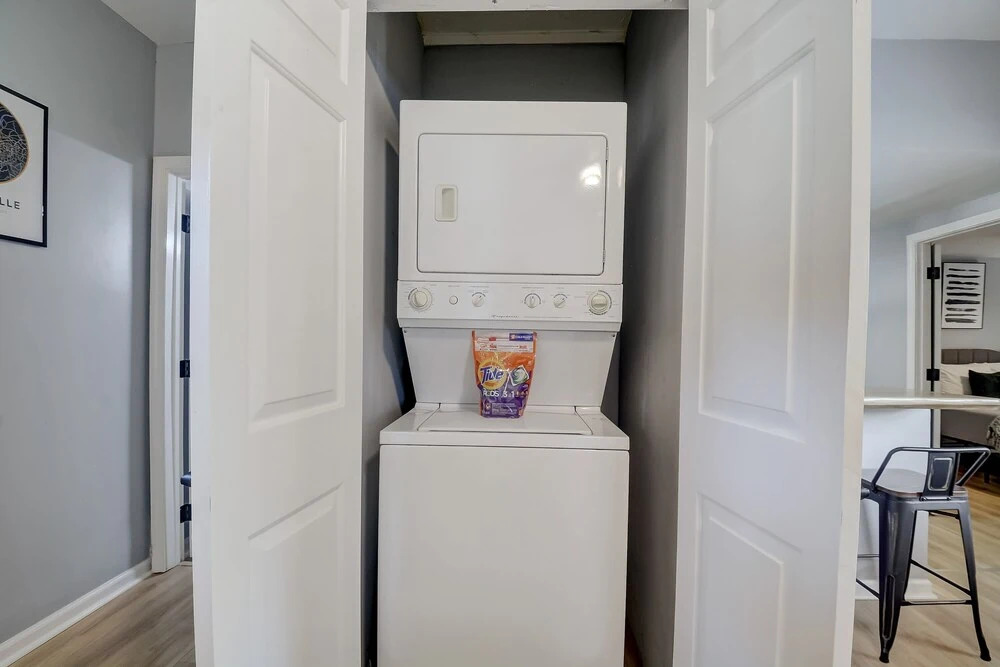 Frontdesk 2 BR House Near Cardinal Stadium