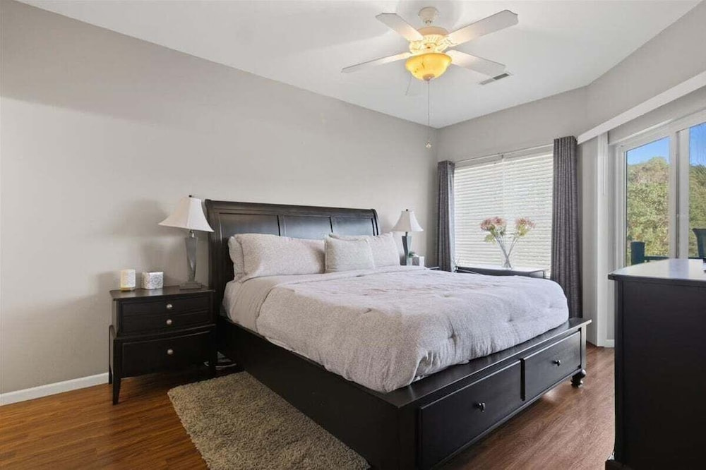 Lakefront Condo w/ 3 Pools, Boat Slip & Patio Views at 13mm of the BIg Niangua