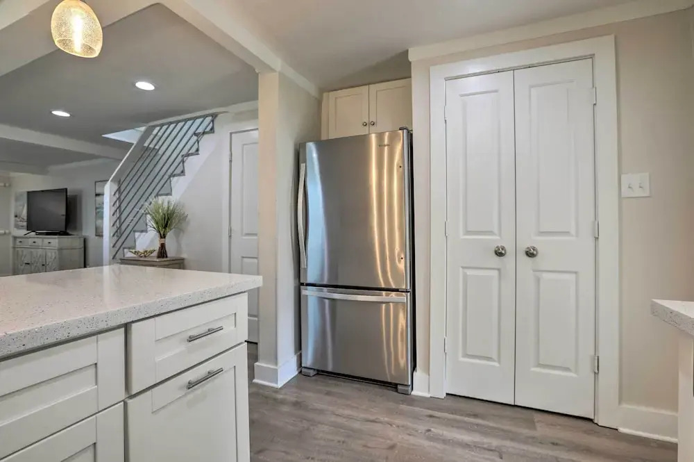 Walk to Beach: Home in Galveston!