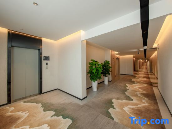 Yilong Ruiyun Hotel (Xinyang Railway Station Tianrun Square Branch)