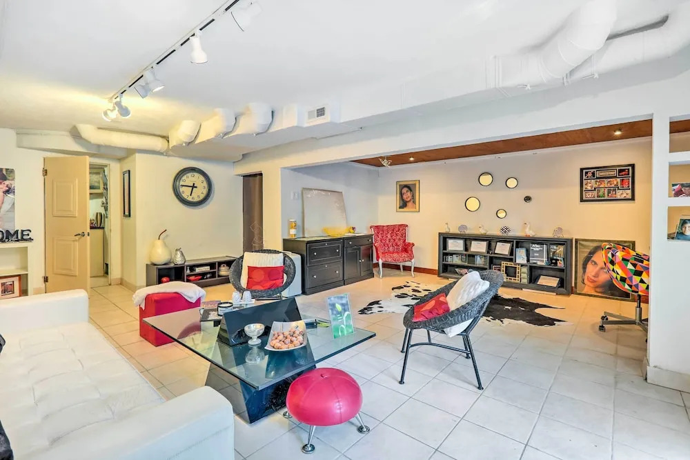 Contemporary Cincinnati Apt w/ Wifi, Near Kenwood!