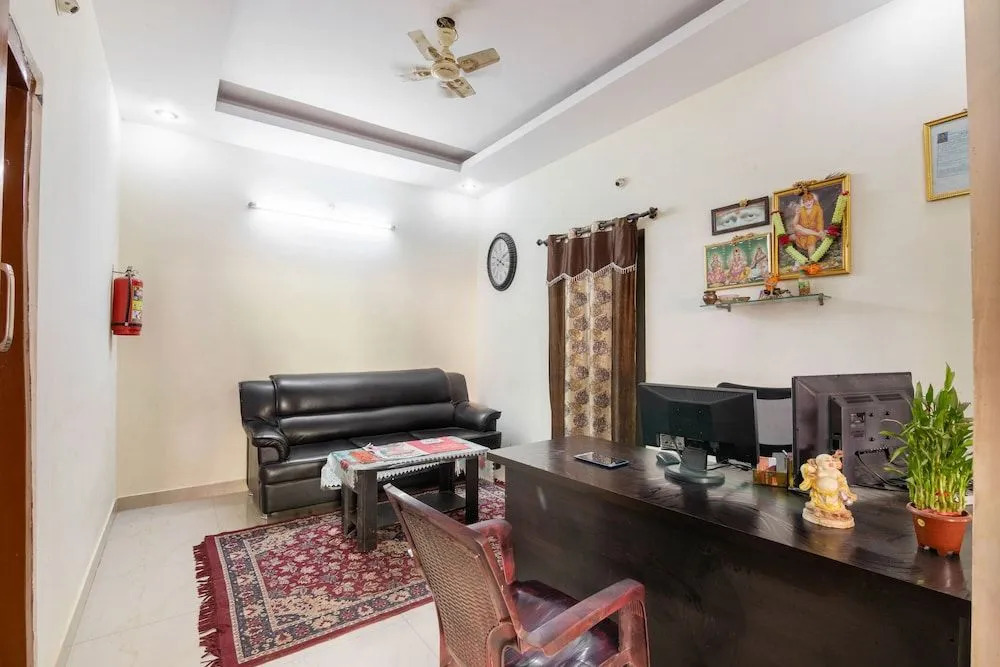 Oyo 22900 Sri Sai Suites