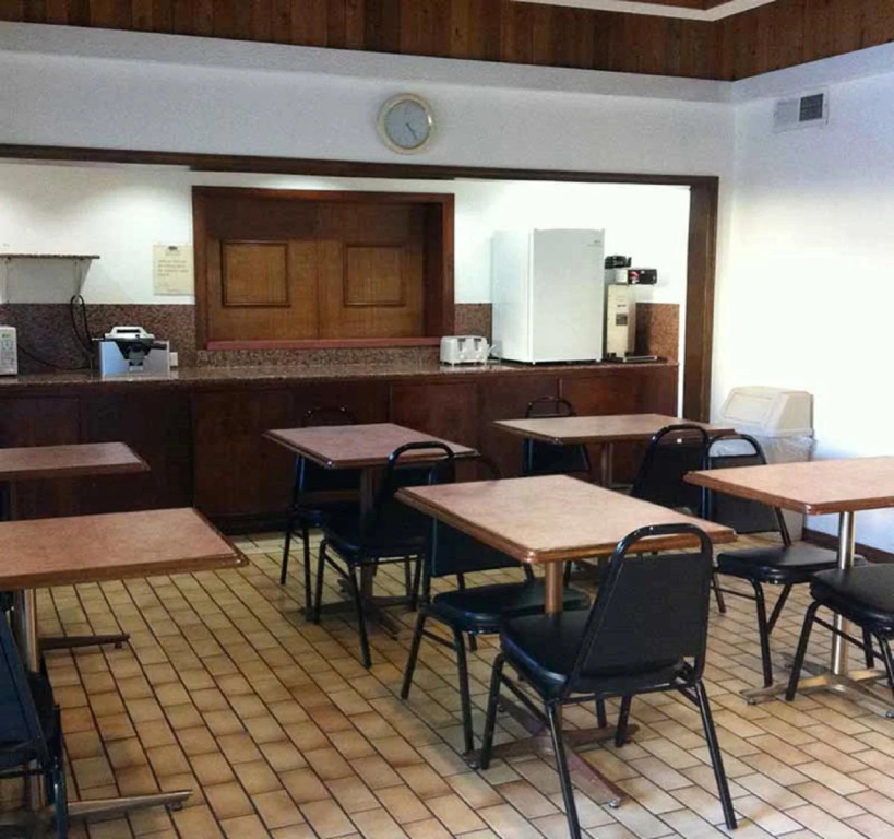 Oaktree Inn and Suites