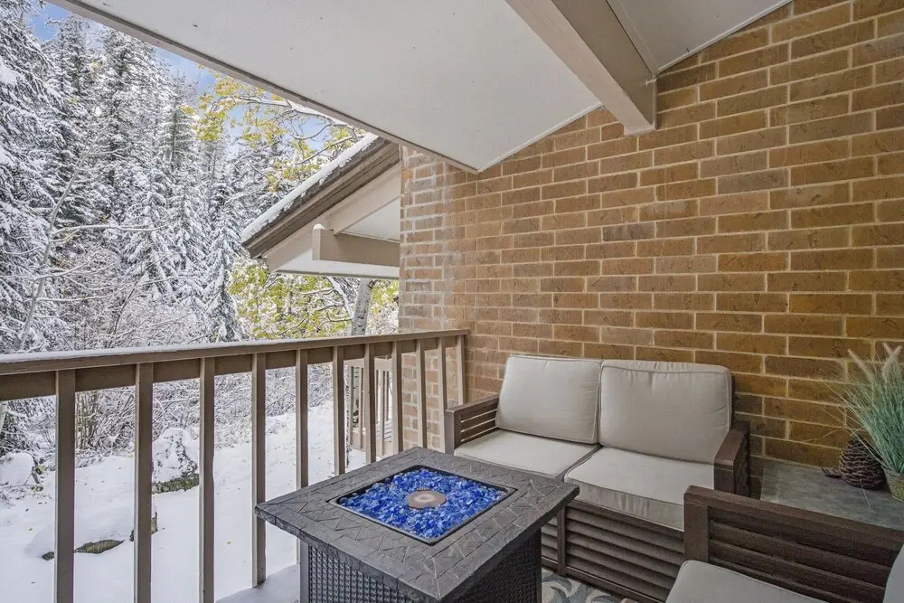 Winterwood 10 2 Bedroom Condo by Redawning