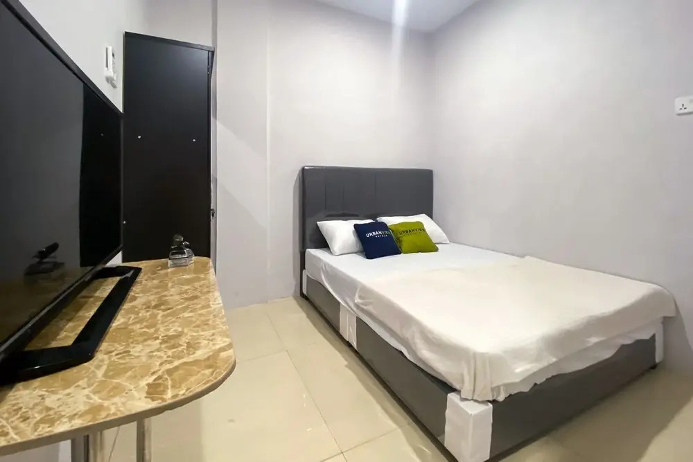 Urbanview Hotel near DC Mall Crown Homestay Batam