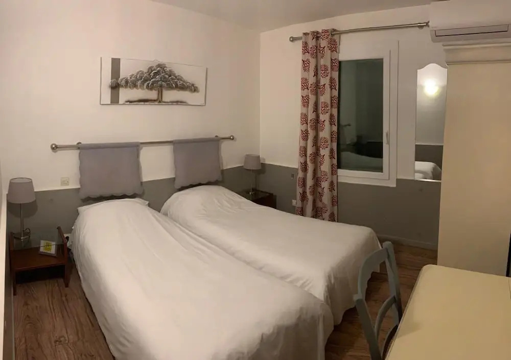 Logis Hotel Restaurant L Auberge Cigaloise