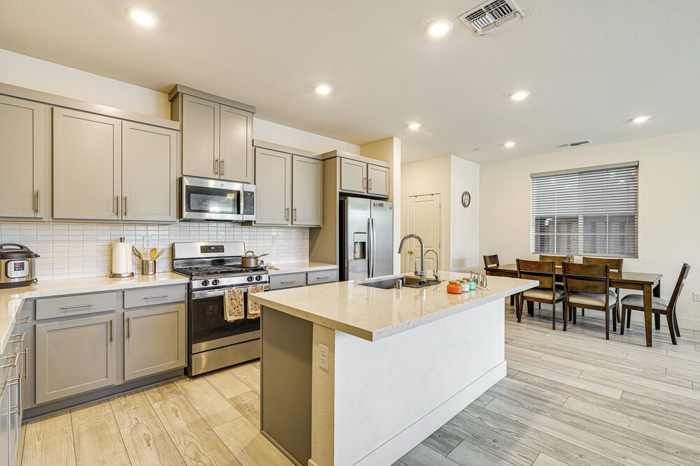 8 Mi to Lincoln Park: Family-friendly Tracy Home