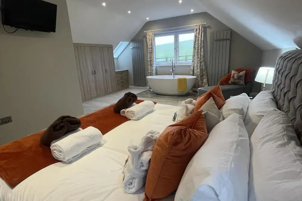 Pendle View Sleeps 8 with Hot Tub