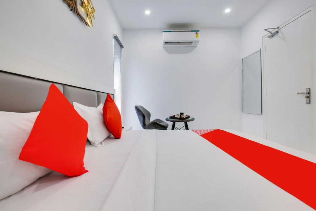 OYO Flagship 80590 Sky White House