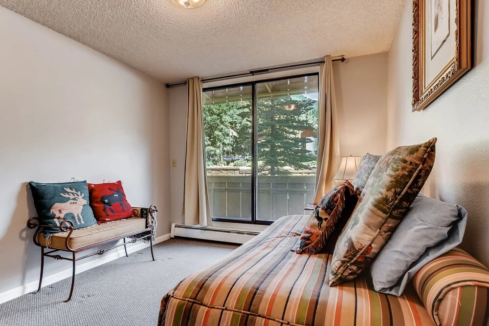 New Listing! Apres-ski Dream - Walk To Gondolas 4 Bedroom Condo