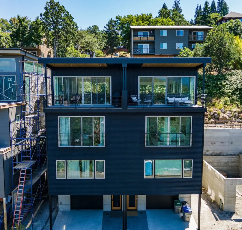 Sherman Retreat 5 Bedroom Townhouse by RedAwning