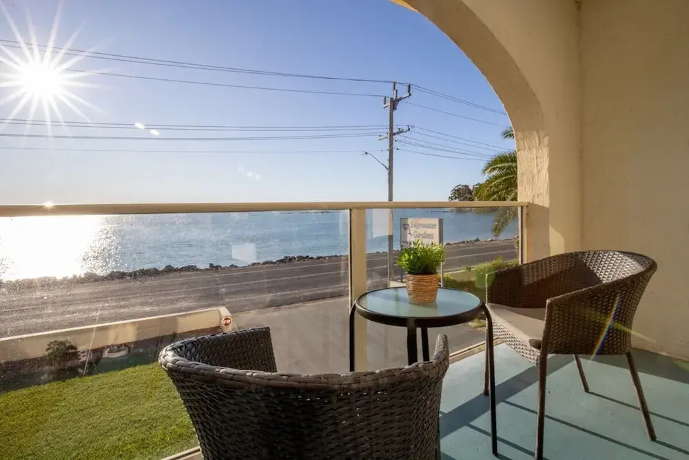Seafront Getaway Studio, Great Location With Pool