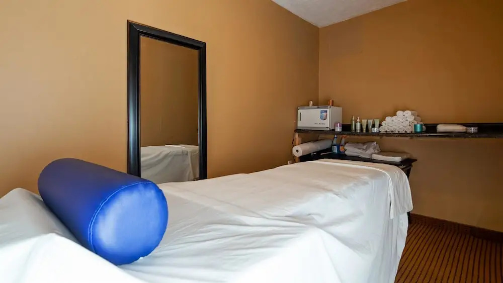 Hotel Lincoln Inn on Route 66 and near I-55