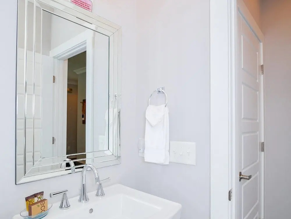 4BR/3BA Music Row House B by RedAwning