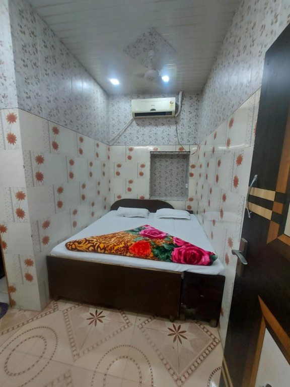 MJ Chawla Homestay double bed attached bathroom room