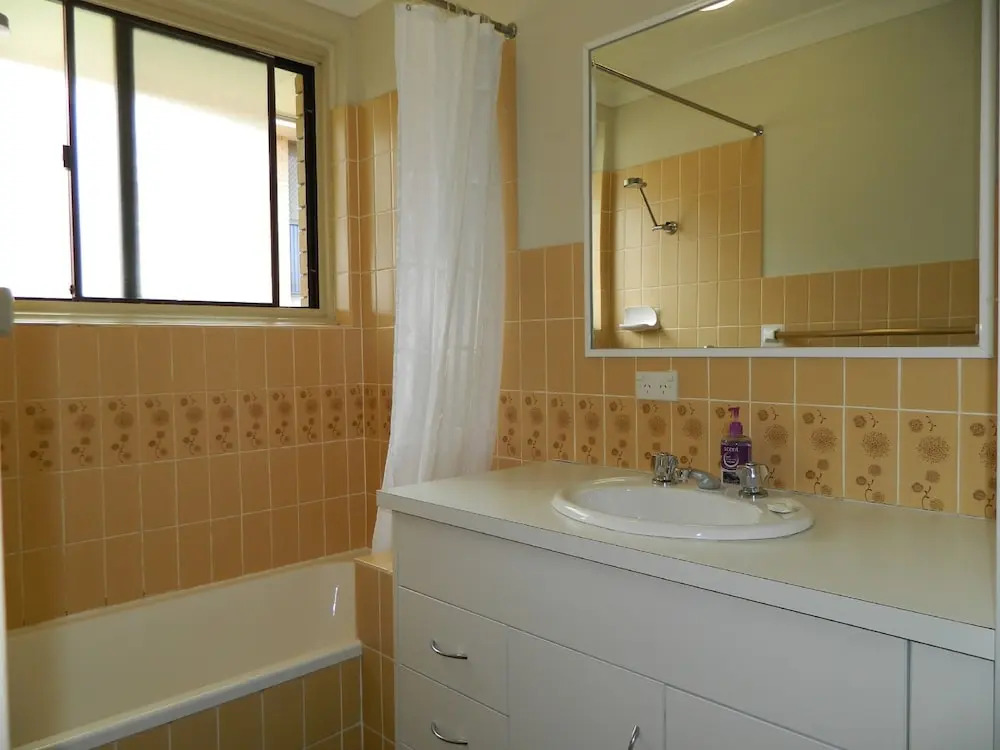 26 Wallis View - Opposite the Lake - 3 Bedroom Apartment