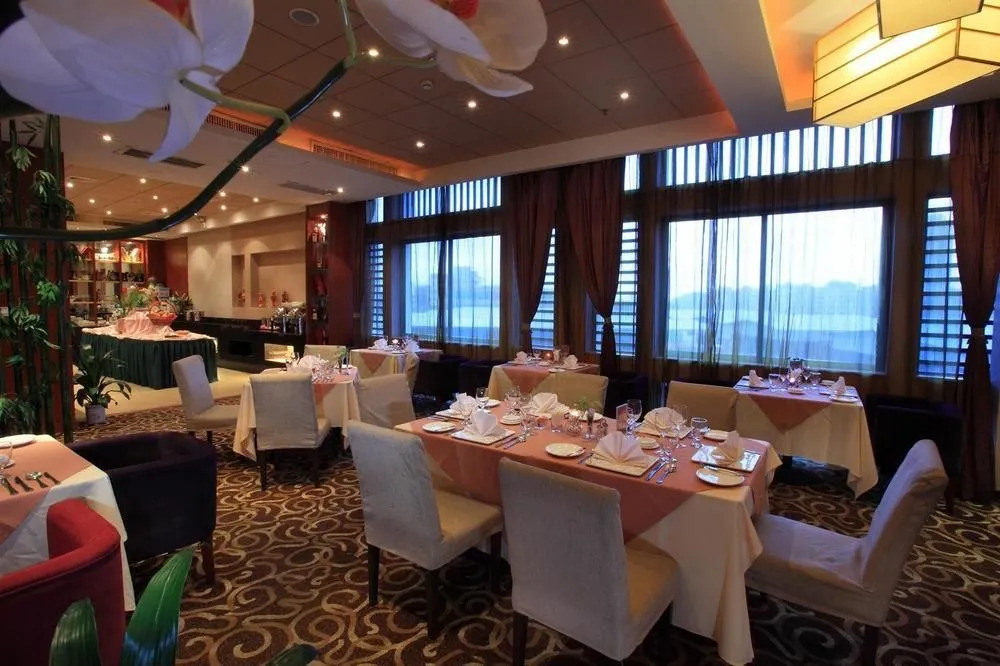 New Metropolis Hotel