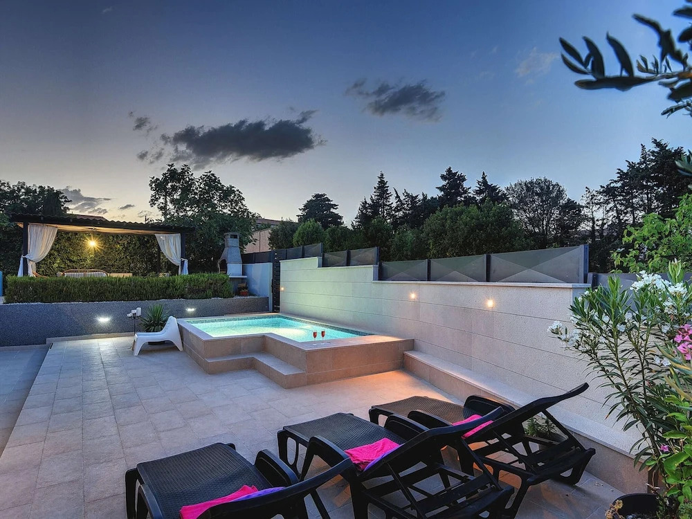 Elegant Villa in Ližnjan with Private Pool