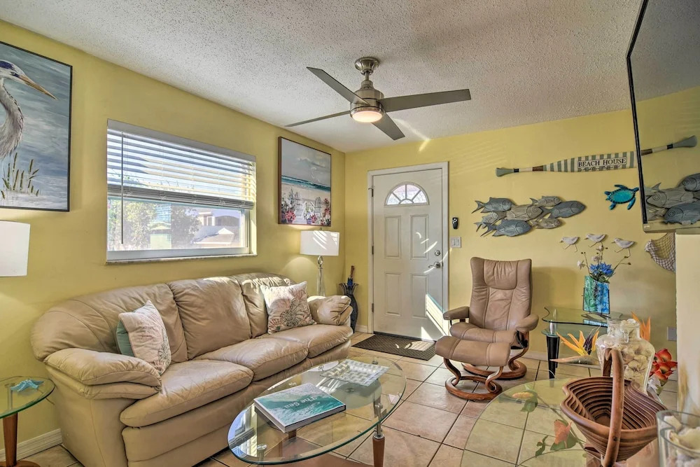 Comfy Dunedin Escape: 1 Block to Main Street!