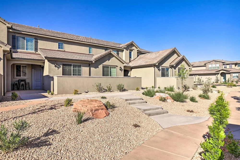 St George Area Townhome w/ Patio + Pool Access