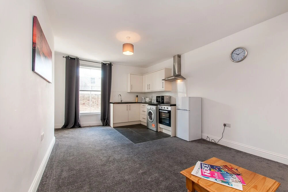 3 Bed Flat in Pedestrianized High Street