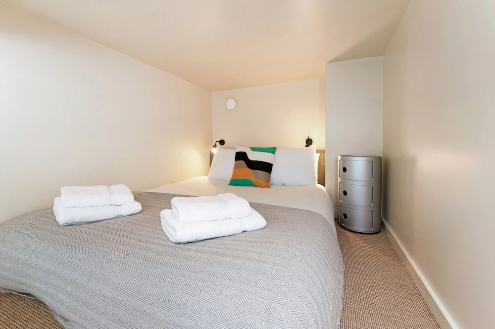 Spacious Studio Suite Near Regents Park