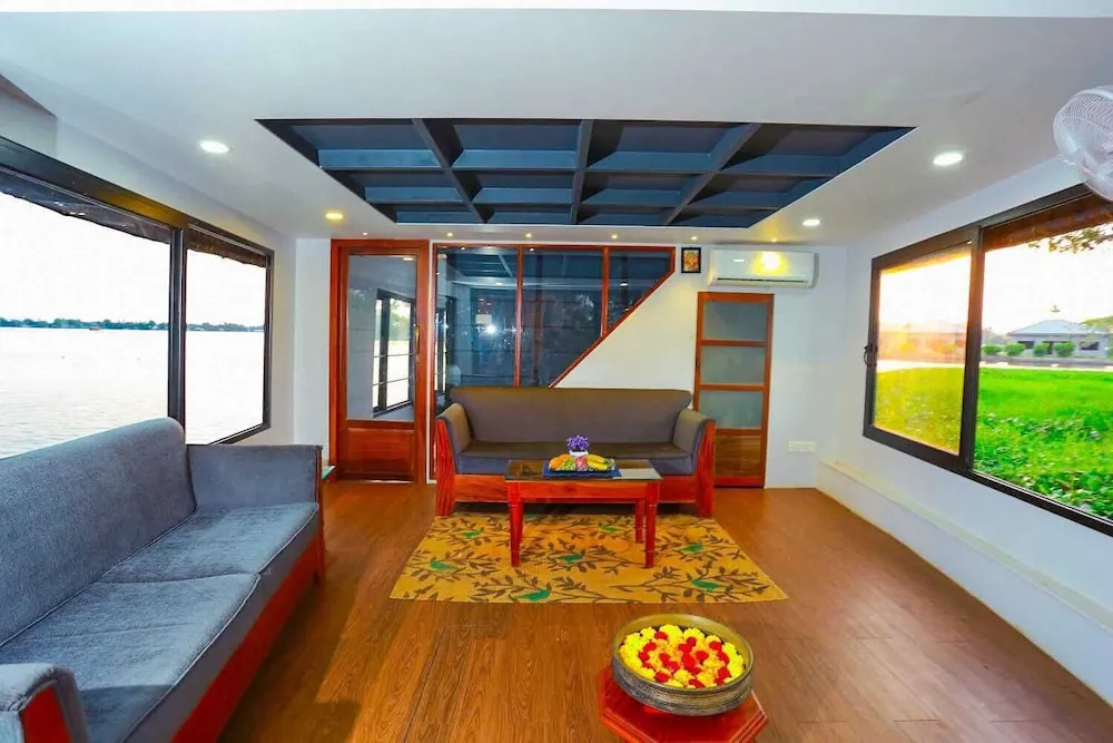Honeymoon Houseboat
