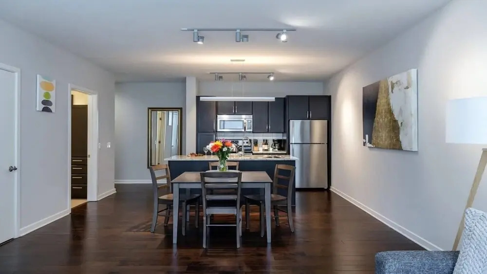 Bold Cozy Suites w/pool, gym, roof #2