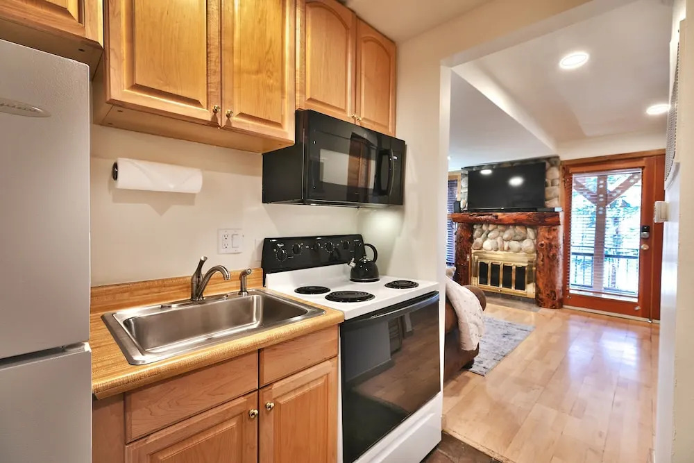 Woodside 11 1 Bedroom Condo by RedAwning