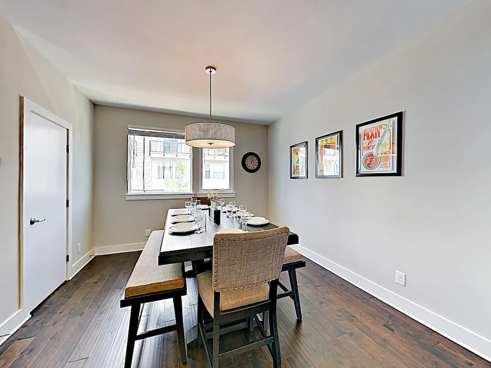 New Listing! Newly Built Townhome W/ Skyline Views 2 Bedroom Townhouse