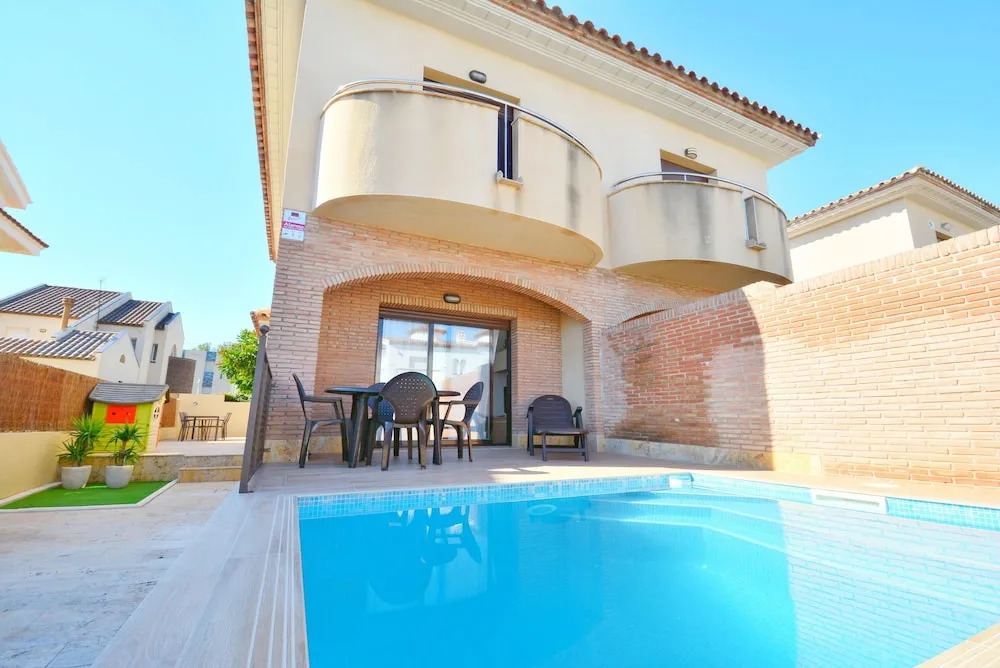 Seafront House With Private Pool and Wif