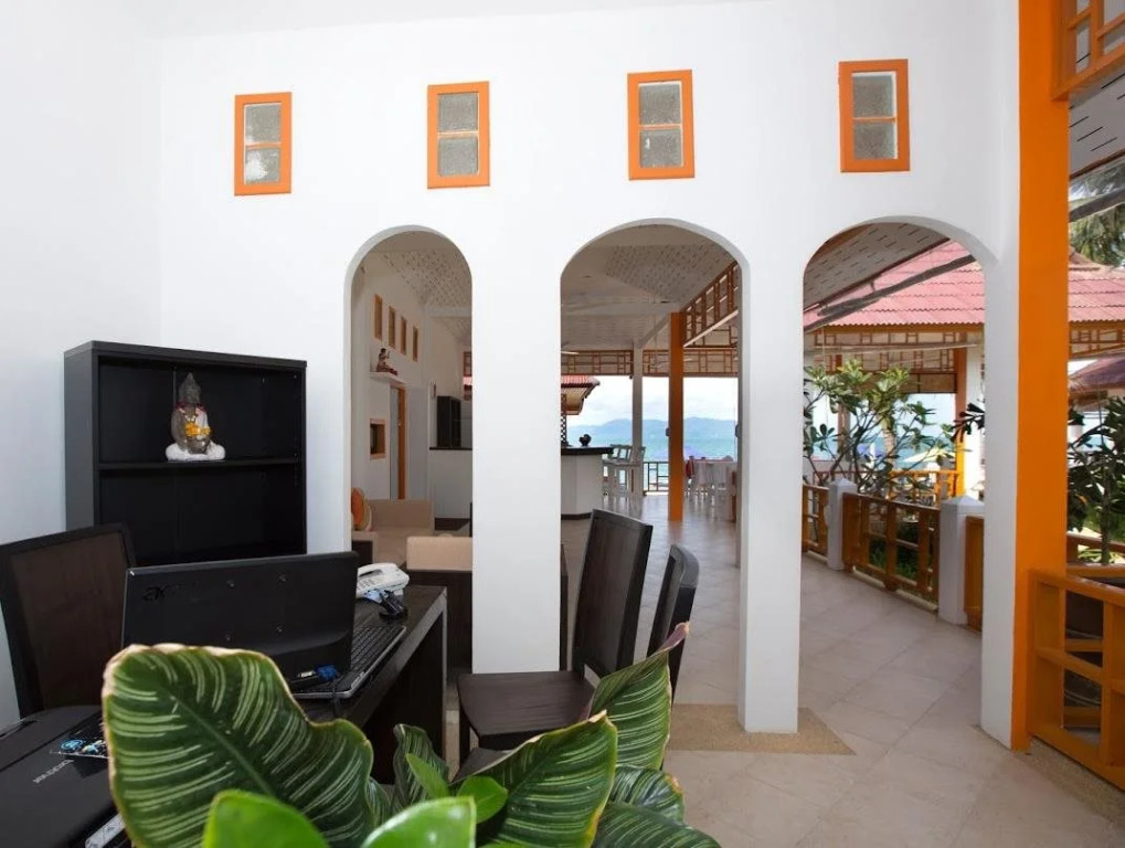 The Cosy Maenam Beach Resort