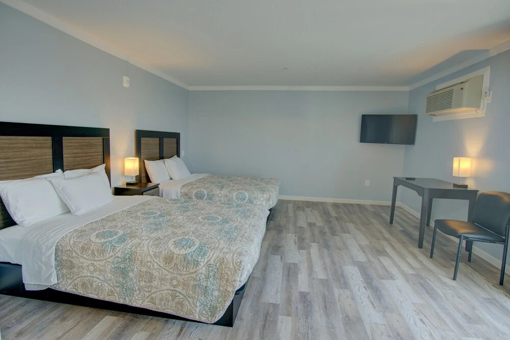 Dhimas Bayview Suites