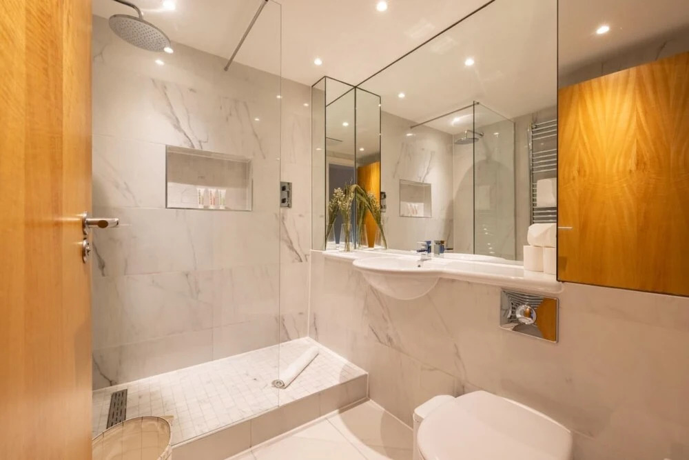 The Crystal Quarters - Modern Bright 2bdr Apartment