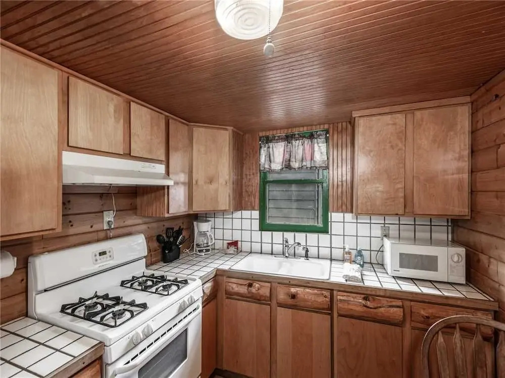 Bear Den, 3 Bedrooms, Front Porch, Midtown, Sleeps 7
