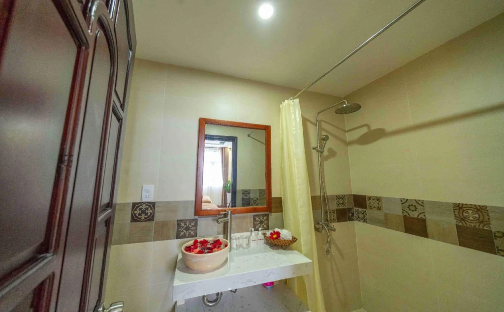 The Lake Hoian Hotel