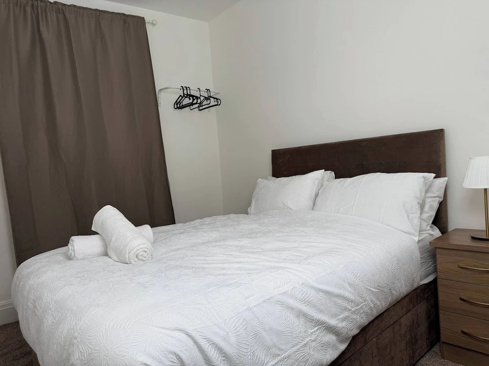 Urban Calm Spacious 3-bed Home With Free Parking
