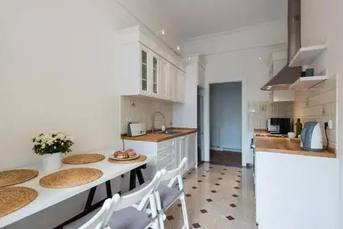 Sunny Old Town Apartments