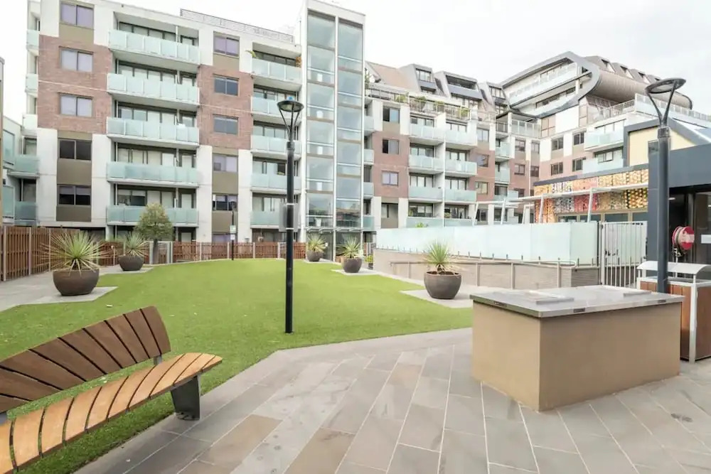 Charming 1BR in Fitzroy w/ Parking, Pool, + Gym!