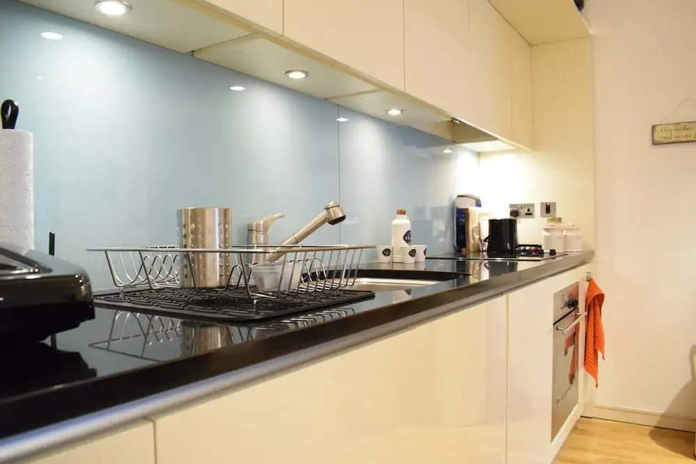 1 Bedroom Flat Near Old Street With Balcony
