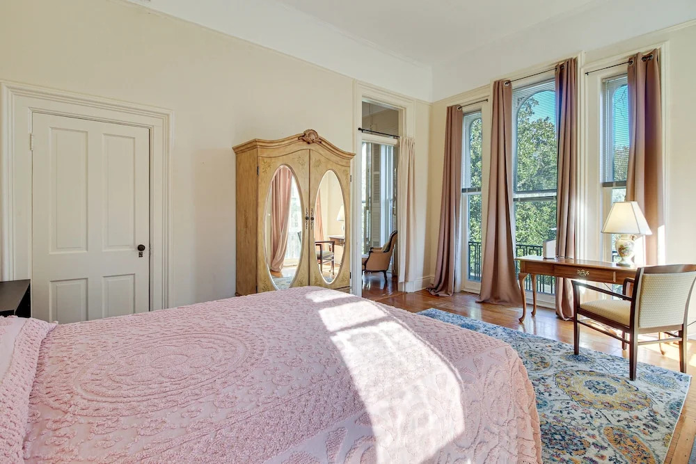 Downtown Savannah Apartment, Walk to Forsyth Park!