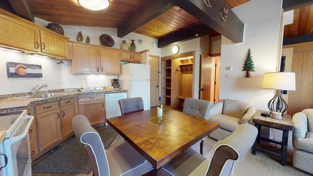 Laurelwood Condominiums Studio Premier Unit 211