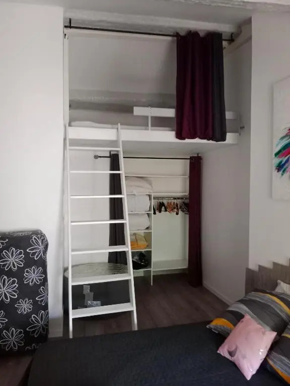 HELTY T2, logement neuf, tout équipé coeur du village, parking gratuit