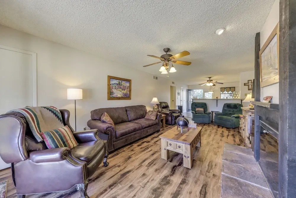 Ruidoso Condo w/ Golf View ~ 17 Mi to Ski Apache!