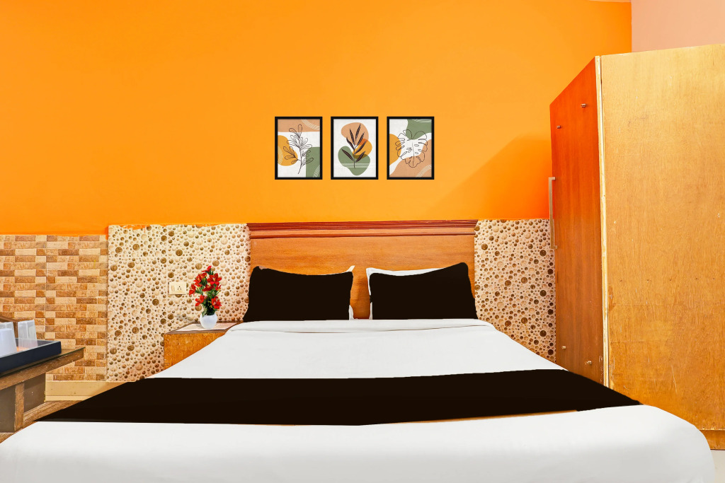 OYO 13672 Hotel Dhruv