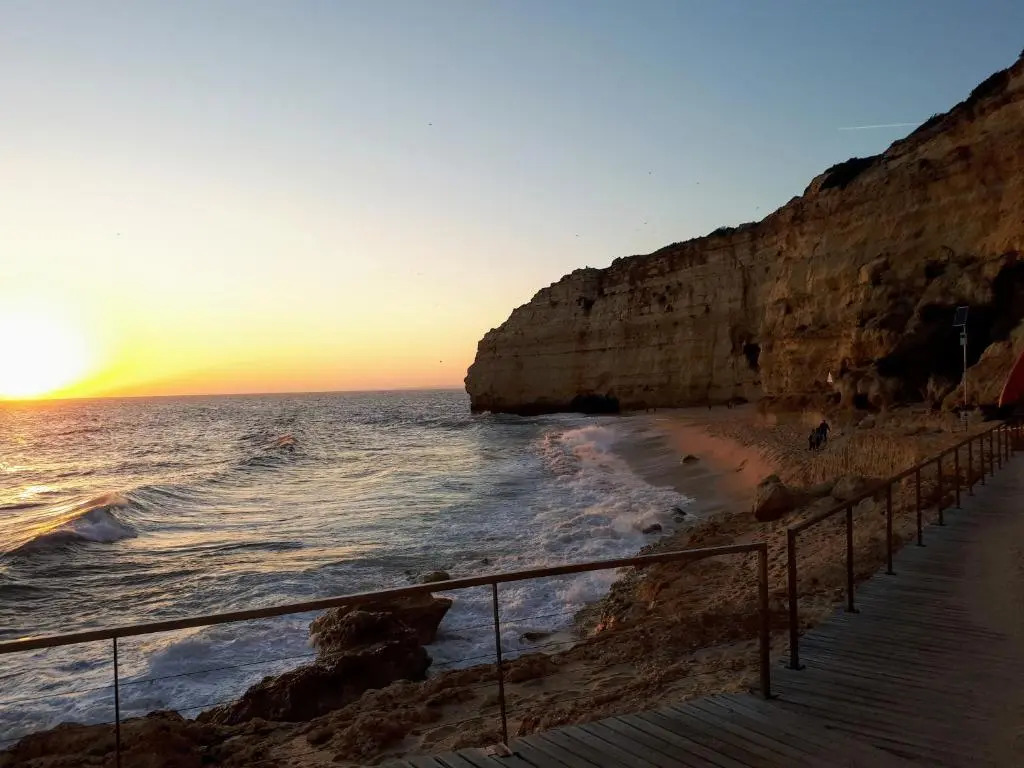 Castelo do Mar, 3 bedroom villa with private pool in large garden, 400m to beach and close to village