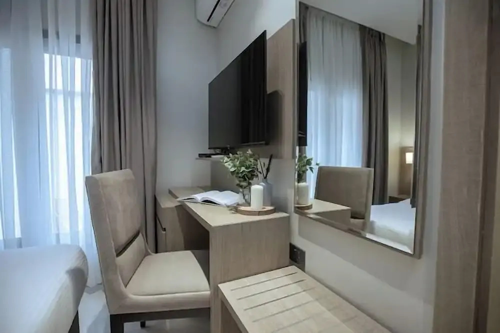 Knightsbridge Hotel & Suites