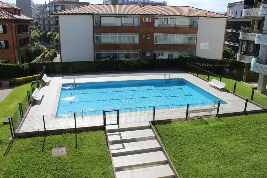 Apartamentos Zarautz Playa, con piscina y garaje