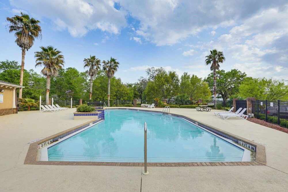 3 Mi to Fsu! Pet-friendly Townhome w/ Pool Access
